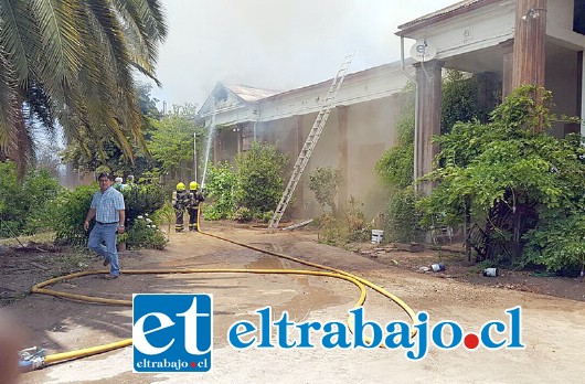 Al combate del fuego debieron acudir unidades de los cuerpos de Bomberos de San Esteban y Los Andes. (Foto Paulino Fernandez).