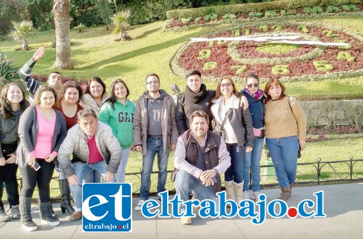 PROFES TAMBIÉN VIAJARON.- Aquí vemos a los profesores de la Escuela Mateo Cokljat posando para nuestras cámaras en este reloj de flores, en Viña del Mar.