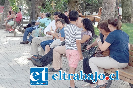 INFIERNO EN LAS CALLES.- Casi cuarenta grados a la sombra se registraron ayer en el valle de Aconcagua, especialmente en Llay Llay donde la máxima llegó a los 39.9 grados. En San Felipe fue 37.7 grados y hasta la Plaza de Armas llegaron muchos sanfelipeños con bebidas o helados para capear el intenso calor.