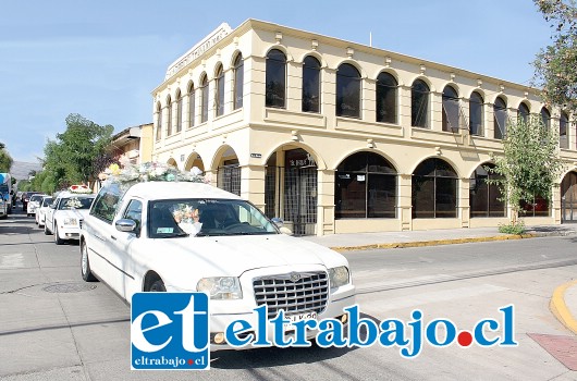 ADIÓS DON MIGUEL.- El cortejo fúnebre recorrió Calle Salinas, deteniéndose frente a la casa periodística Diario El Trabajo, el segundo hogar en vida de tan insigne periodista.