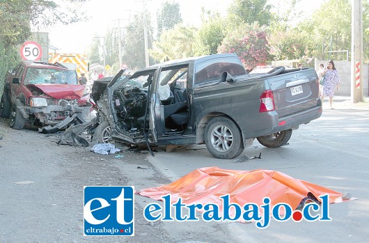 Las imágenes dan cuenta de la violencia del impacto que costó la vida a uno de los conductores dejando al otro gravemente herido.