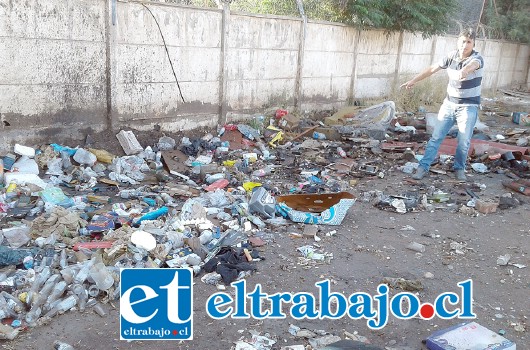 Acá el conocido conductor de colectivo RP nos muestra la basura que hay en calle 12 de febrero, donde ya se produjo un incendio.