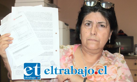 PAPELITO HABLA.- Doña Carolina Osorio, muestra a Diario El Trabajo los documentos en los que se establece los compromisos de Spencer con ella, y que ahora se niega a pagar.