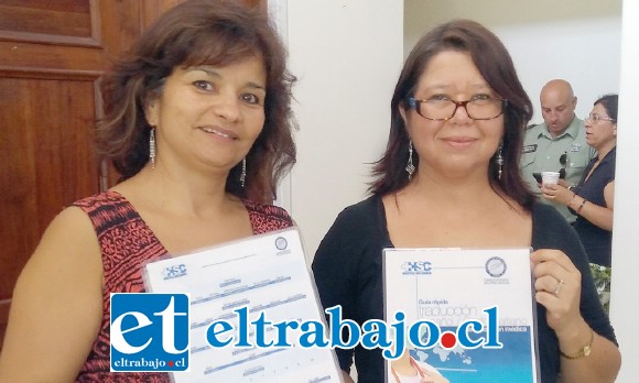 Elisa Fuentes Ortega, presidenta del Consejo Aconcagua del Colegio de Periodistas de Chile, junto a la directora del Servicio de Salid Aconcagua, Dra. Vilma Olave, presentaron cartilla de traducción rápida para mejorar atención de salud de los ciudadanos haitianos.