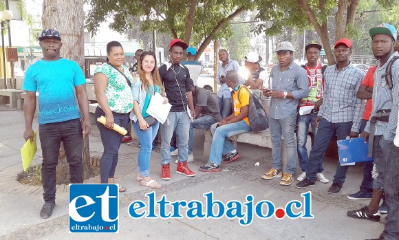 Un grupo de haitianos realizando tramites de extranjería, en la Gobernación de San Felipe.