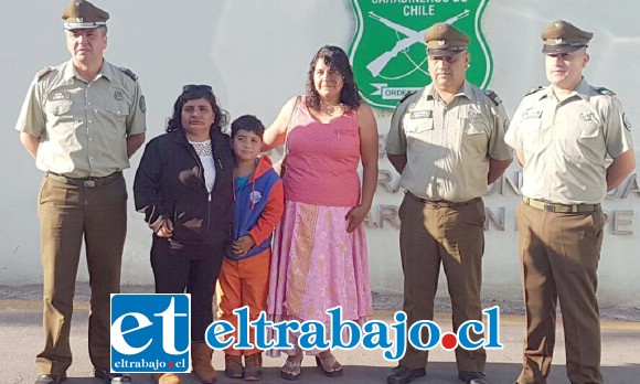 De izquierda a derecha: El comisario de Carabineros de San Felipe, Mayor Héctor Soto Möeller, junto a Susana y Mary Carmen quienes se abrazaron en el reencuentro. La acompañan los funcionarios policiales de la Oficina de Asuntos Comunitarios, encabezada por el suboficial Jaime González Miño.