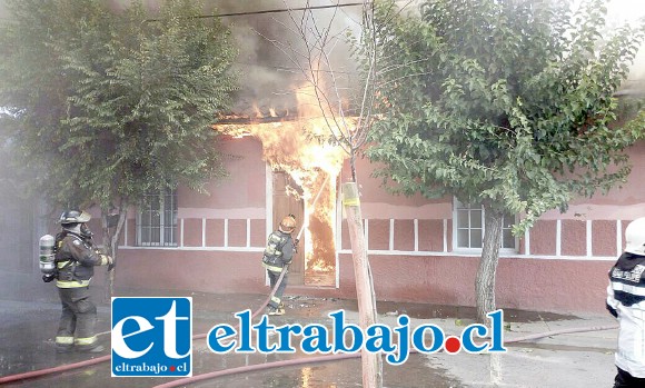 Al menos tres viviendas resultaron destruidas y un voluntario de bomberos lesionado, a raíz de un voraz incendio que a eso de las 13 horas de este jueves se desató en la casa número 137 de calle Traslaviña, pleno centro de San Felipe. En la imagen, los instantes en que recién se iniciaba el incendio. (Foto @PreludioRadio)