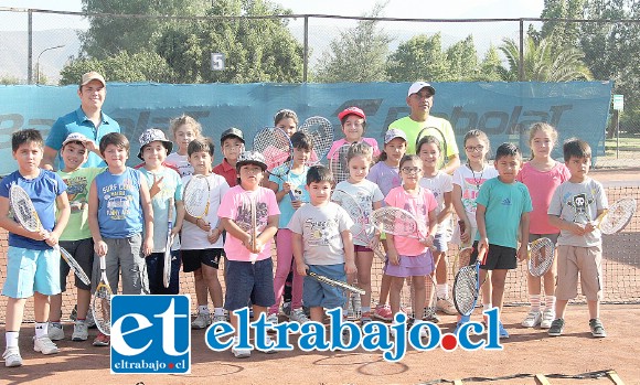 Con un entusiasmo desbordante los pequeños(as) integrantes del taller municipal de tenis buscan aprender y jugar esta linda disciplina deportiva.