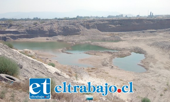 Este es el enorme socavón que se ha formado a orillas del Río Aconcagua, con la extracción de material desde el sector de Tres Esquinas en San Felipe.