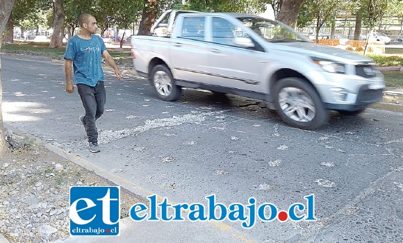 Este es uno de los problemas que se ha suscitado en calle Salinas con Alameda Chacabuco, donde el picado que se hizo se ha ido agrandando.