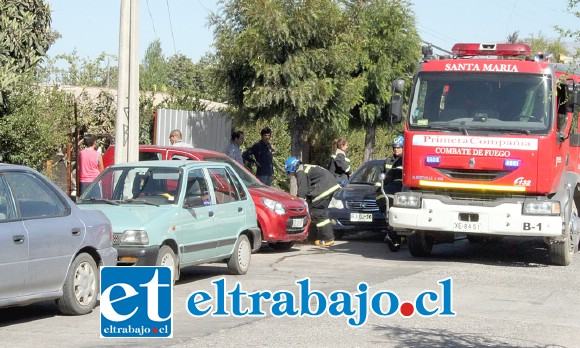 JUSTO A TIEMPO.- Una unidad de Bomberos acudió rápidamente al lugar del siniestro.