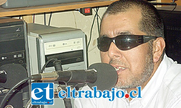 IMPARABLE MANUELITO.- Aquí tenemos a Manuel Galdames en plena acción, presentando su programa radial Ecos en la oscuridad.