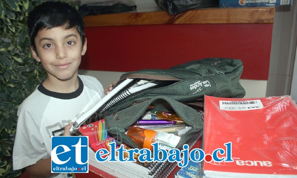 CENTRO DE ACOPIO.- El pequeñito Matías González llegó ayer mismo a Carnes Kar con algunos donativos para otros escolares del sur.