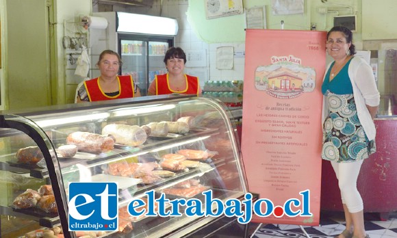 La dueña de Santa Julia, Ana Varas, con las dependientas del local, Angélica Ávila e Ivonne Toro.