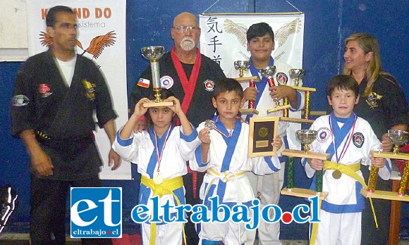 NUESTROS CAMPEONES.- Los karatekas sanfelipeños regresaron a nuestra comuna, cargados de premios.