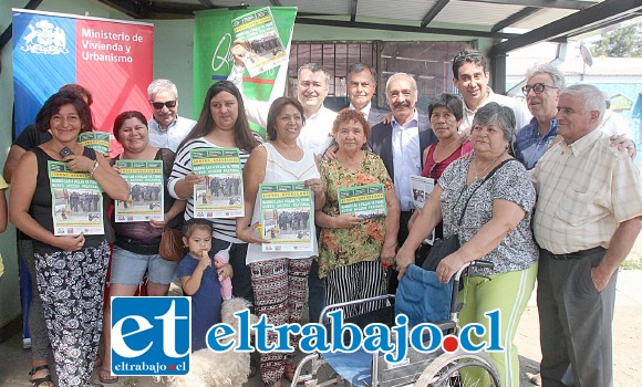 Vecinos del barrio Las 4 Villas, junto al seremi de Vivienda y Urbanismo, Rodrigo Uribe, el gobernador Eduardo León, el alcalde Patricio Freire y concejales; realizaron la entrega de la primera edición del boletín informativo vecinal ‘Juntos Avanzamos’.