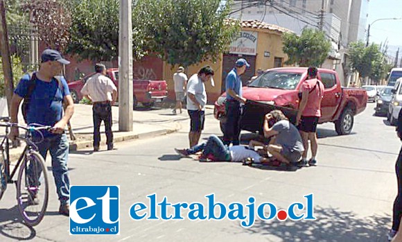 El accidente no tuvo mayores consecuencias, pero lo curioso y pintoresco fue que la motocicleta repentinamente desaparecvió del sitio del suceso. (Foto @emerVcordillera).