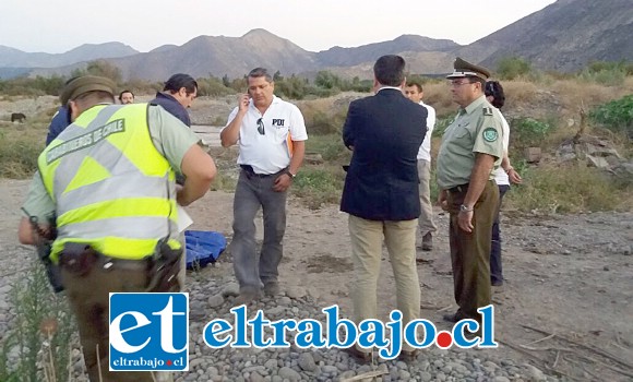 Personal de Carabineros y la PDI junto a funcionarios del Gope, además del Gobernador Eduardo León, en el sitio del hallazgo del cuerpo de Jorge Bustamante.