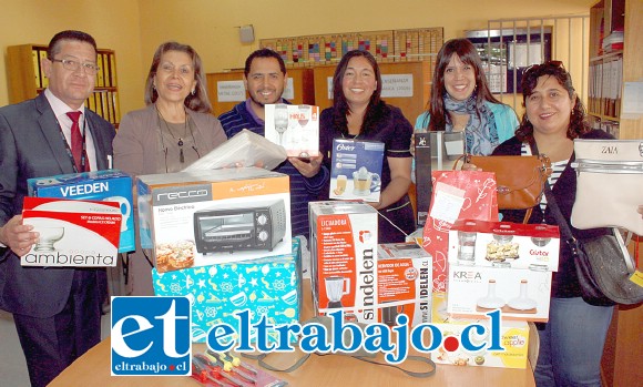 MUCHOS PREMIOS.- Profesores del Cordillera muestran a Diario El Trabajo parte de los premios que siguen llegando a esa casa educativa para apoyar a Nicolás Collao.