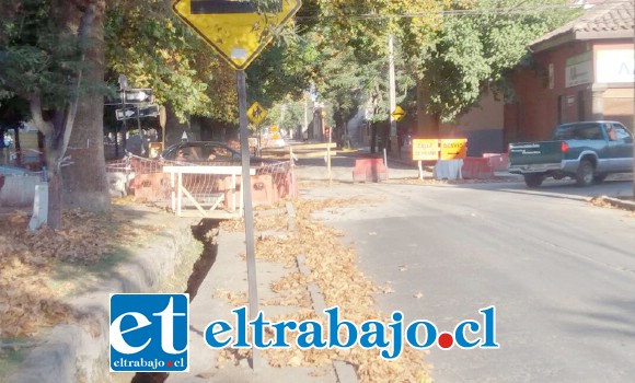 Intersección Navarro-Chacabuco: abierta para el tráfico vehicular de sur a norte, interrumpido aún paso de vehículos de poniente a oriente.