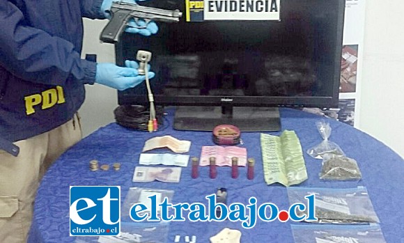 El Grupo Microtráfico Cero de la PDI incautó 45 gramos de cannabis sativa, 19 gramos de pasta base, una pistola 9 mm. Marca Bruni y cuatro cartuchos calibre 16. Además un sistema de vigilancia audiovisual, una pesa digital y $120.180 en efectivo.