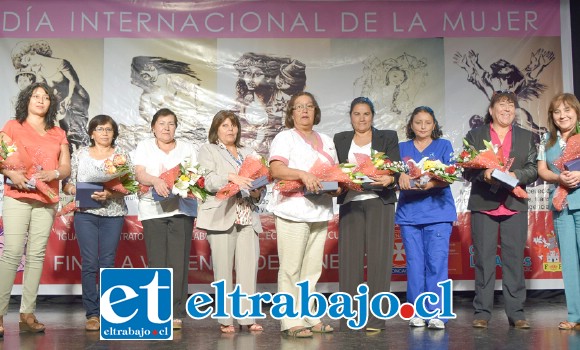 SIEMPRE BELLAS.- Ellas son las nueve funcionarias del sector Salud que ayer jueves fueron homenajeadas por la Fenats Aconcagua, en el teatro municipal de San Felipe.