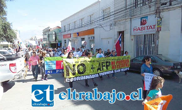 La columna pasando por Calle Prat de San Felipe. El recorrido inició en la Esquina Colorada’.