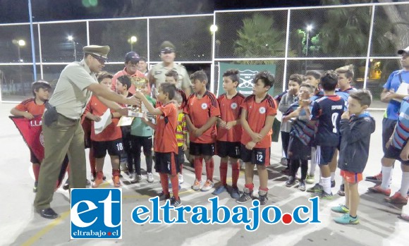 El Capitán de Carabineros, Osvaldo Villarroel, entregando la Copa al primer lugar del cuadrangular de fútbol.