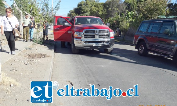 Restos de ropa y sangre de la víctima que resultó gravemente herida tras ser arrastrada por el conductor que ni siquiera se había percatado del atropello.