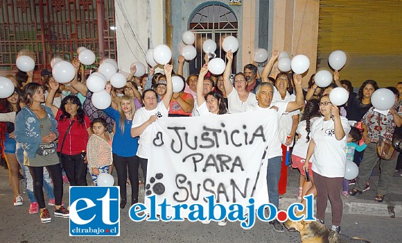 LARGA ESPERA.- La velatón se desarrolló con gran emotividad, recogimiento y exigiendo justicia por el crimen de Susana Sanhueza Aravena, en el frontis del acceso al archivo del Juzgado de Policía Local y de otros departamento de la Municipalidad de San Felipe, en el Nº 242 de Calle Arturo Prat.