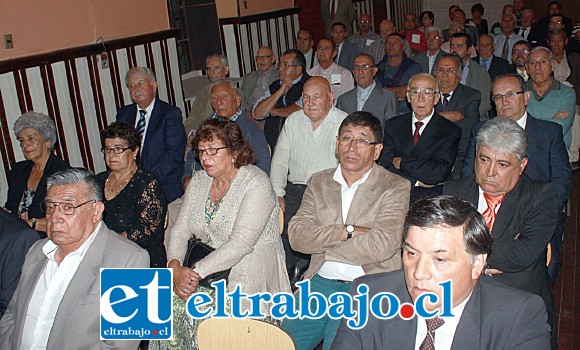 LA FOTO OFICIAL.- También hubo tiempo para tomar la fotografía oficial con algunas autoridades presentes.