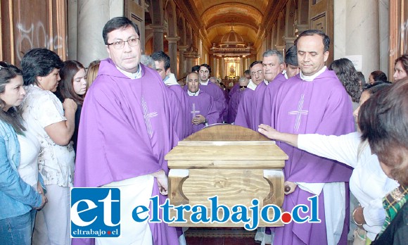 PARROQUIA SIN PÁRROCO.- Una despedida digna. Justa y muy solemne, a la que también asistieron grandes y pequeños grupos religiosos del país.