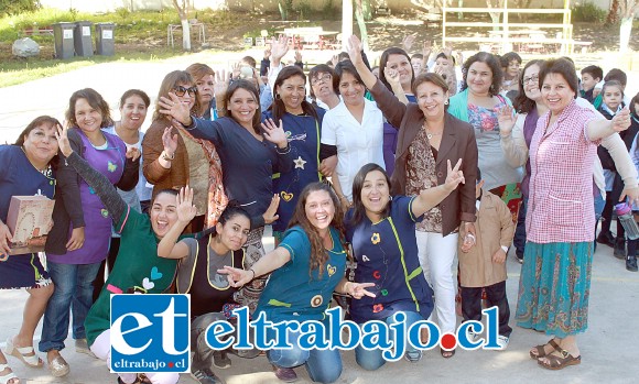 BELLAS Y REGALONAS.- Las profesoras y asistentes de educación de Escuela Mateo Cokjlat, de Tierras Blancas, posaron alegremente para las cámaras de Diario El Trabajo en su día.