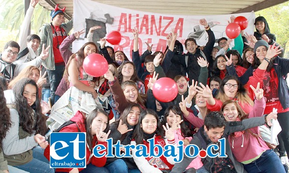 SIEMPRE LA ROJA.- Aquí tenemos a los chicos de la Alianza Roja, explosividad y juventud en toda su expresión.