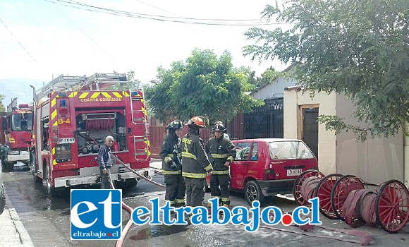 Personal de Bomberos de San Felipe trabajando en el lugar.