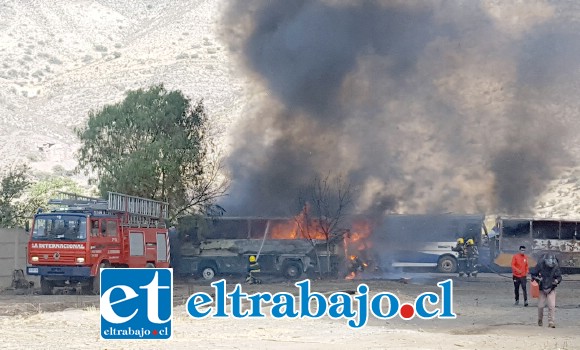 Personal de Bomberos trabajó dentro de un maletero de uno de los buses.