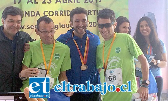 EL MEJOR DEL PAÍS.- Aquí vemos a Luis Valle, cuando fue premiado como el ganador de la Corrida Vertical 2017, jornada que se desarrolló en el edificio más alto de Latinoamérica, el gran Costanera Center, en Santiago.