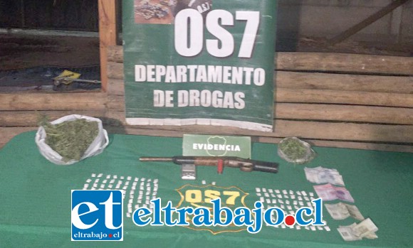 Personal del OS7 de Carabineros incautó las drogas y el armamento desde el domicilio de los imputados en el sector El Arrayán de Catemu.