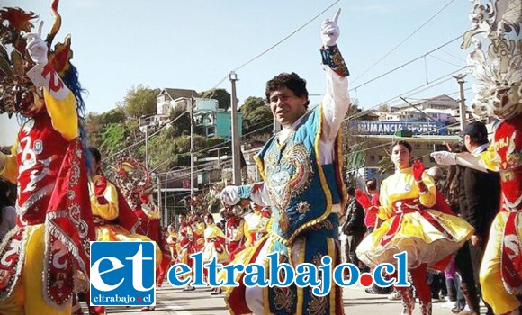 BAILE RELIGIOSO.- Aquí vemos al propio Erwin Rocha cuando se transforma en uno de los fieles que tributan reverencia y bailes a su deidad. (Archivo)