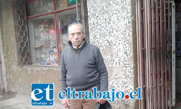 El afectado Hugo Lucero Galdámez, frente a su negocio ubicado en el mercado de Santa María, en Calle Latorre Nº 701.