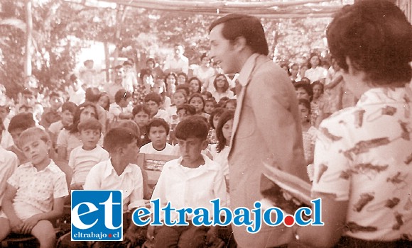 CONSTRUYENDO CHILE.- Este profesor, con su maestra al lado, eran los jóvenes Lorenzo y María Isabel, en plena acción en su escuela.