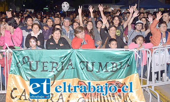 SANTA FERIA.- Santa Feria atrajo también a sus fans, algunos llegaron con enormes banderas para aplaudir a sus ídolos.