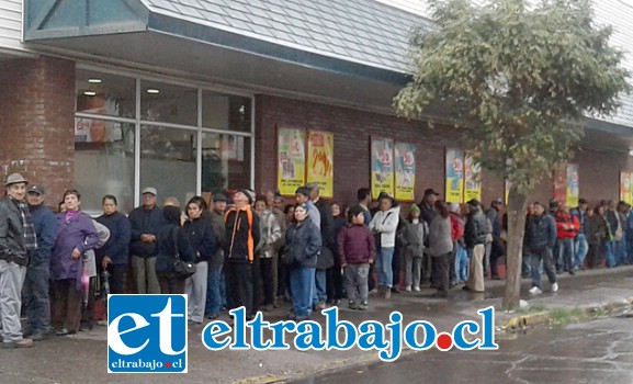 Este era el panorama de ayer afuera del ‘Santa Isabel Chico’ como es conocido el de calle Merced.