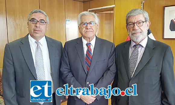 El representante de Fundación Mi Patrimonio Pedro Muñoz junto al ministro del Interior Mariano Fernández y el diputado Marcelo Schilling.