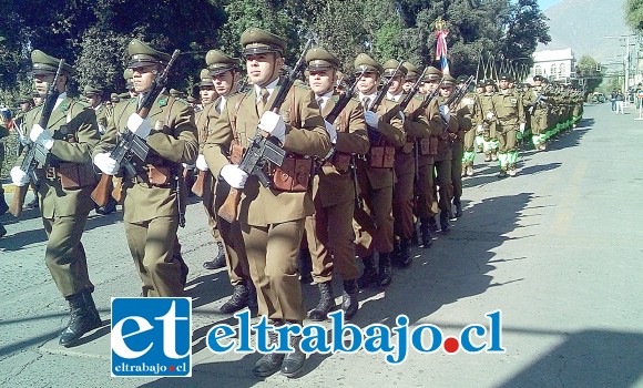 FELIZ CUMPLEAÑOS.- En este rimbombante desfile participaron efectivos de la repartición de Aconcagua; la Escuela de Fronteras Teniente Hernán Merino Correa; aspirantes a oficiales; alumnos del Grupo de Formación Policial de Viña del Mar y una veintena de establecimientos educacionales de San Felipe.