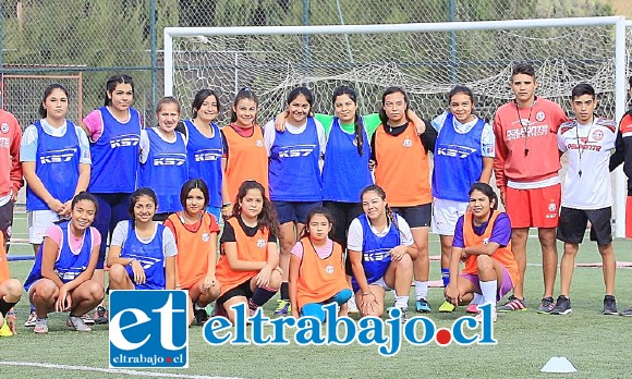 Entusiastas niñas de distintas edades llegaron al primer entrenamiento de la Escuela de Fútbol femenino de Unión San Felipe.