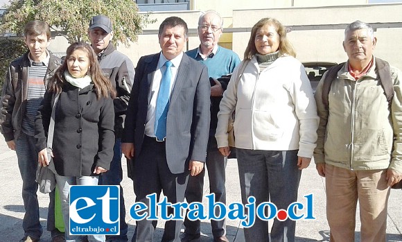 El abogado José Villagrán junto a parte de los afectados en este caso del Comité Valle Verde de Santa María.