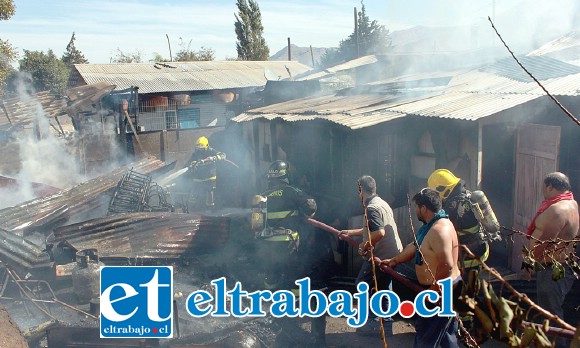 TRAGEDIA EN BARRANCAS.- Pérdidas totales son las reportadas en una vivienda de Barrancas, luego que a las 14:30 horas de ayer jueves se declarara un infernal incendio en la casa de don Luis y Haidé Estay, adultos mayores que lo perdieron todo. Gracias a la intervención de Bomberos y los vecinos, ellos fueron rescatados con vida. Hoy Diario El Trabajo convoca a todos nuestros lectores para ayudar a esta familia sanfelipeña de la tercera edad. (Fotos Roberto González Short)