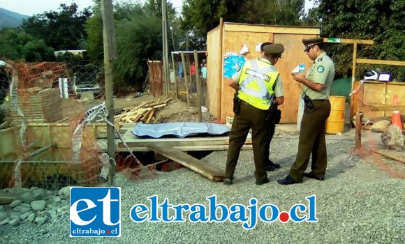 Carabineros junto al cuerpo del malogrado trabajador que falleció al recibir una descarga eléctrica. (Foto @AquiCatemu)