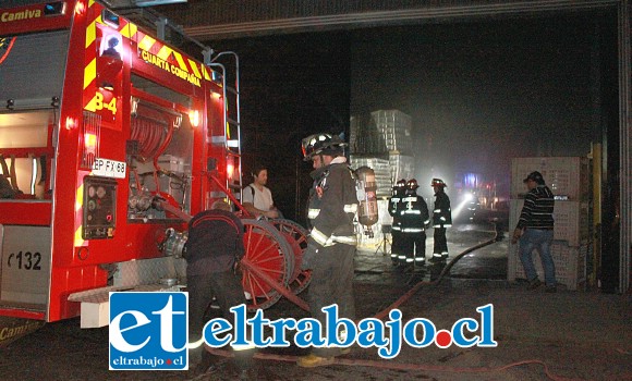 Bomberos concurrió al sitio del suceso, logrando rápidamente controlar la emergencia. (Foto Roberto González Short).